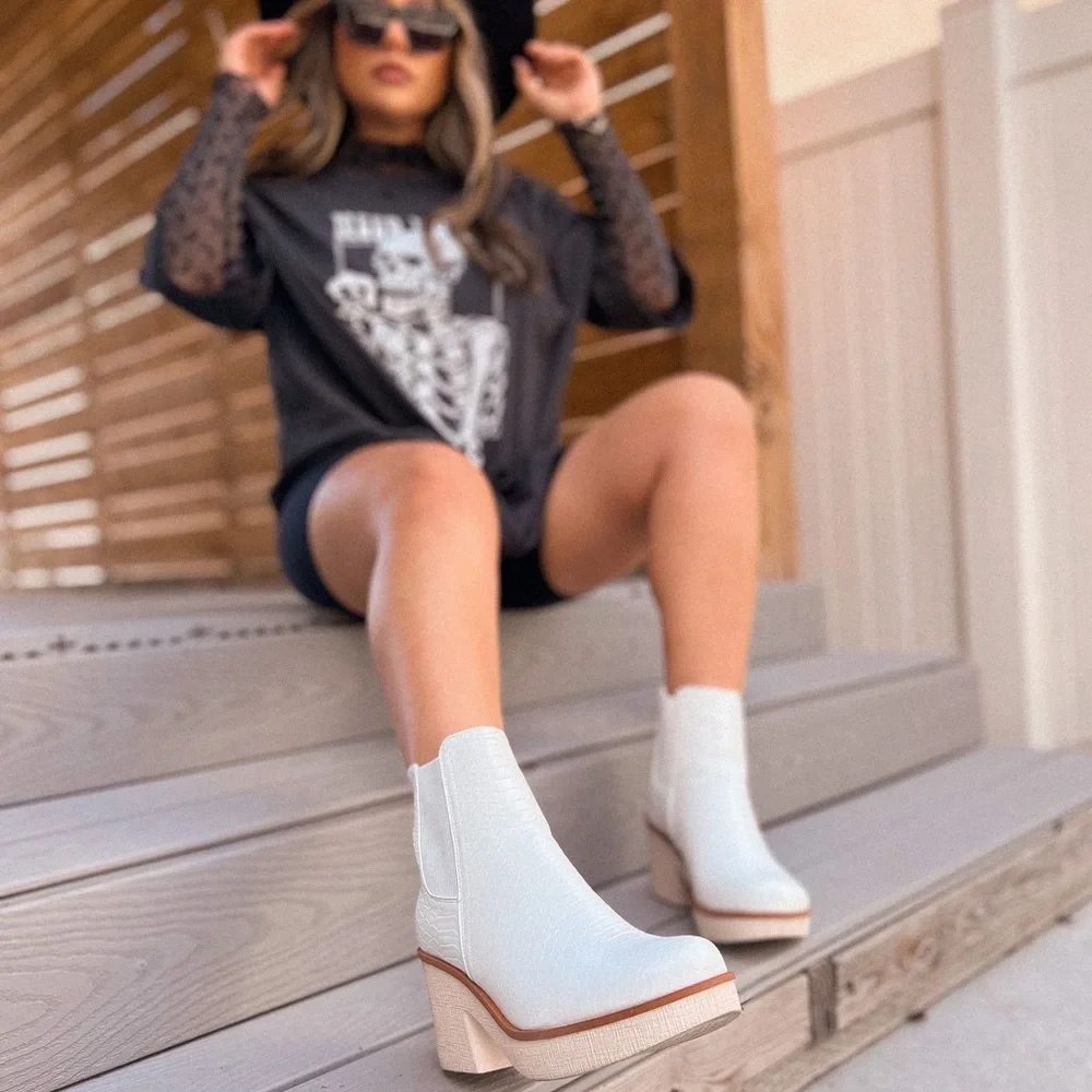 ❌SOLD OUT❌take me with you croc booties - Picture 2 of 10